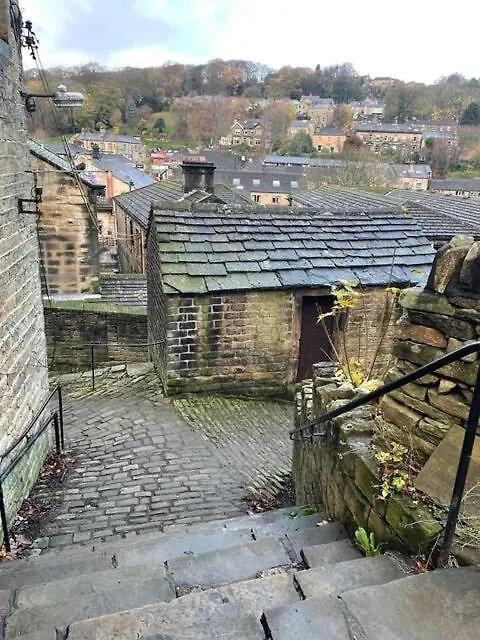 Willden Cottage Holmfirth 0*,